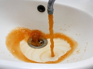 Как очистить воду из скважины от железа своими руками