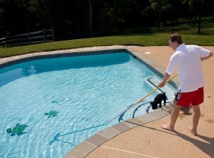 Как почистить бассейн, не сливая воду, в домашних условиях