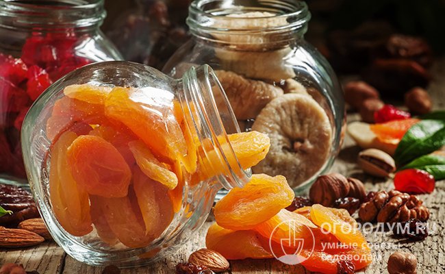 Идеальная тара для сухих абрикосов – стеклянная банка с плотно прилегающей крышкой. Такая организация хранения убережет сухофрукты от плесени и вредителей