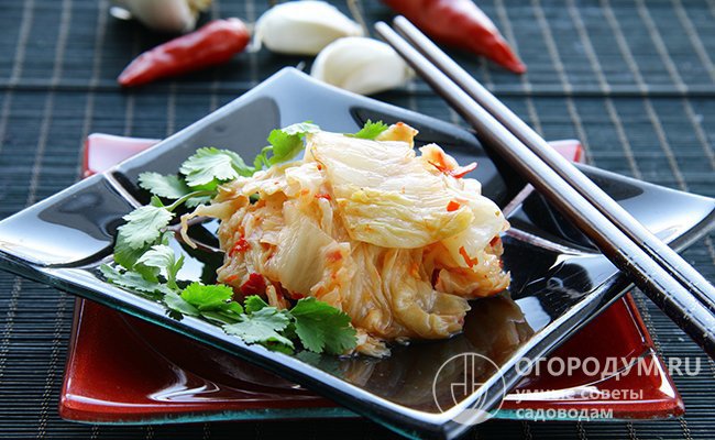 Китайская капуста обладает нейтральным деликатным вкусом и хорошо впитывает ароматы различных приправ