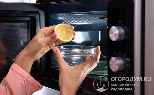 Чтобы устранить из микроволновки неприятные запахи, положите в миску с водой половинку лимона и прокипятите 8-10 минут при мощности 700-800 Вт