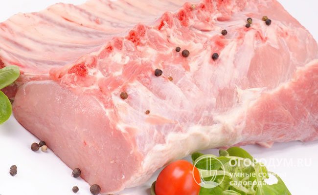 Свиная корейка содержит мало жира, поэтому считается продуктом с относительно низкой калорийностью