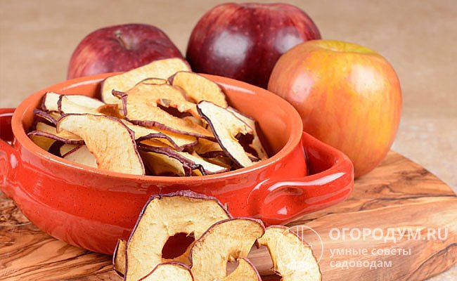 Сушить яблоки можно естественным путем, с помощью духовки или специальных электрических приборов