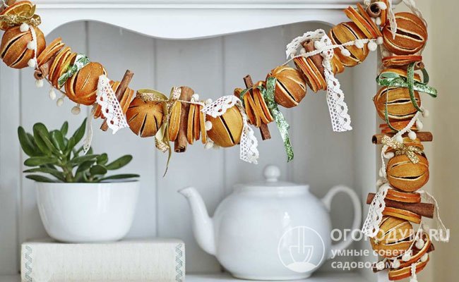 Ароматная апельсиновая сушка служит отличным материалом для изготовления красивых новогодних гирлянд и рождественских венков