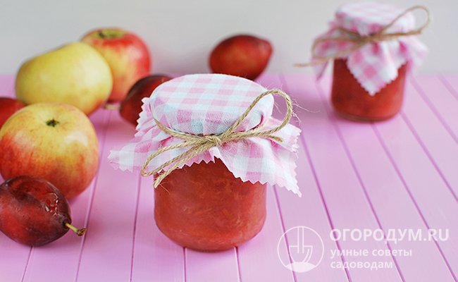 Приготовленное на зиму сливово-яблочное варенье (на фото) отличается насыщенным цветом, тонким ароматом и богатым сочетанием вкусовых оттенков