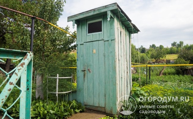 Дачный туалет, как правило, располагается в отдалении от дома, и доступ для чистки выгребной ямы с использованием спецтехники затруднен