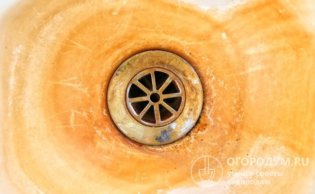Желтые и бурые пятна от железистой воды на раковине, унитазе или ванной вывести практически невозможно