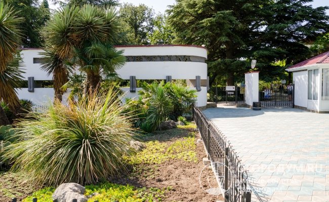 На фото – главный вход в Никитский ботанический сад (Крым)