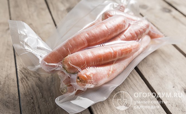 Хранить морковь в морозильной камере можно в пакете с зип-застежкой, пластиковом контейнере или вакуумной упаковке