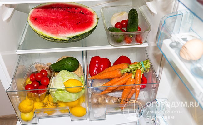 Можно хранить морковь в холодильнике. Используйте отсек для овощей (и помните, что по истечении 1,5-2 месяцев она начнет портиться)