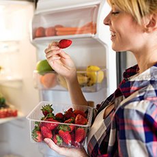 Как сохранить клубнику свежей в холодильнике несколько дней и запасти ее на зиму