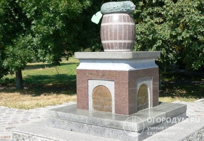 На фото – памятник «Нежинскому» огурцу в г. Нежин (Черниговская область, Украина)