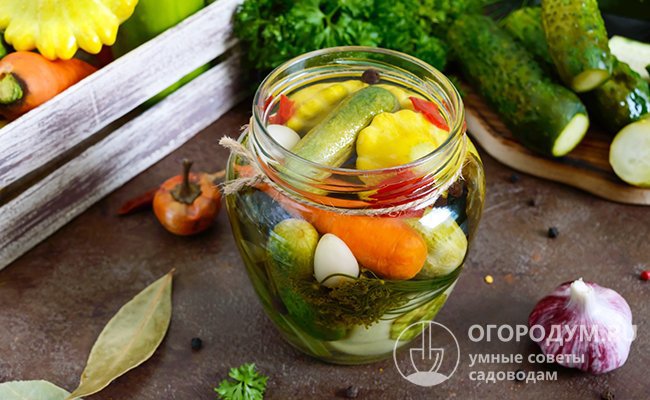Огурцы иногда маринуют вместе с другими овощами, фруктами или ягодами, делая эффектные и вкусные консервы-ассорти