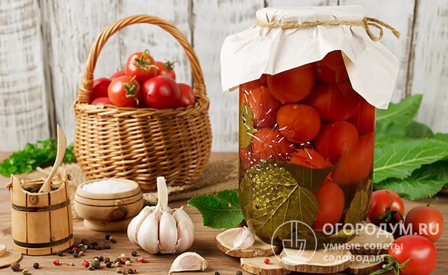 Заготовки из томатов используют как самостоятельные закуски, дополнение к гарнирам и добавляют во многие блюда, что позволяет разнообразить зимнее меню и сделать его полноценным
