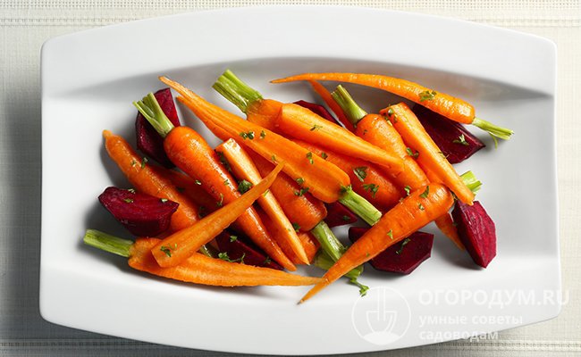 Форма и размеры кусочков при нарезке овощей не имеют принципиального значения, мелкую морковку можно вообще брать целиком и с остатками ботвы