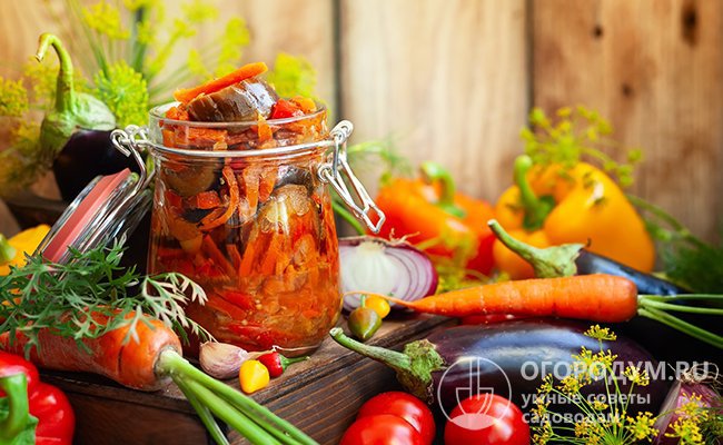 Баклажаны хорошо сочетаются с помидорами, кабачками, перцем, морковью, капустой, огурцами, грецкими орехами, чесноком и зеленью