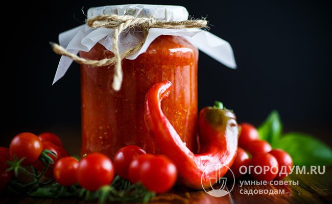 Острые томаты можно употреблять не только как отдельную закуску, но и добавлять в различные блюда, а на основе пряного маринада с аджикой получаются отличные заправки для салатов