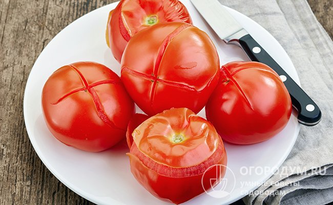 Как быстро снять кожуру с томатов: сделать на верхушках неглубокие крестообразные надрезы, бланшировать 3-4 минуты, затем обдать холодной водой и очистить, аккуратно потянув за уголки на надрезе