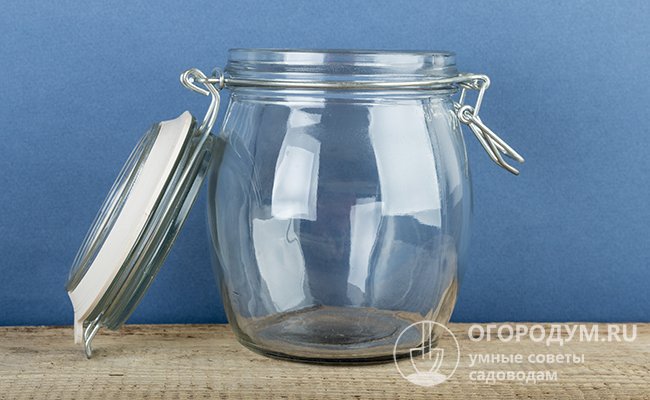 В духовке нельзя обрабатывать емкости с бугельным замком: при нагревании металла стекло может лопнуть в месте стыка