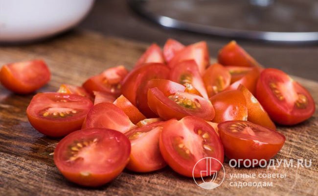 На заготовку часто используют мясистые помидорки-черри, разрезая их на половинки