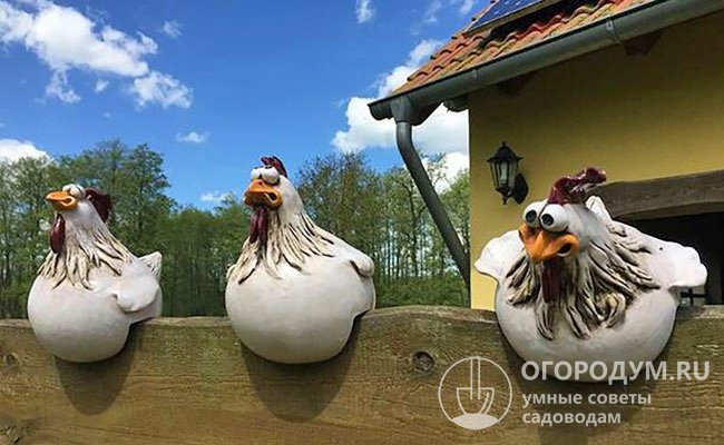 Забавные фигурки цыплят для украшения заборов