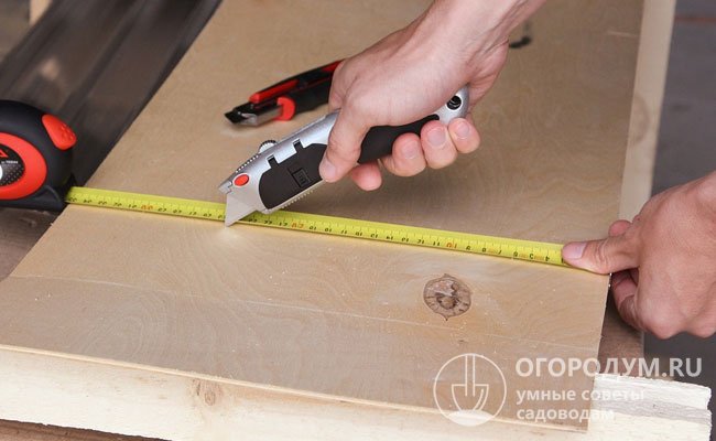 Чтобы при распиле фанеры не образовывались сколы, верхний слой вначале надрезают строительным ножом