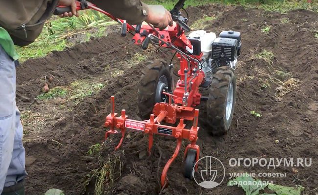 Выбирая устройства для окучивания картофельных посадок необходимо ориентироваться на размеры участка и тип обрабатываемой почвы