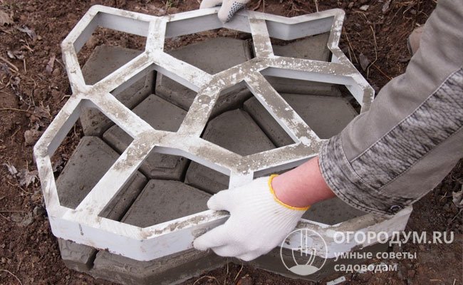 При заливке прямо на земле без использования подложки бетон становится лишь временным и незначительным препятствием для сорняков