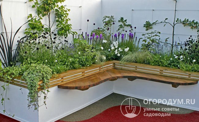 Дощатая отделка отлично смотрится в интерьере жилых и офисных помещений при оформлении натуральных «садов» из комнатных растений