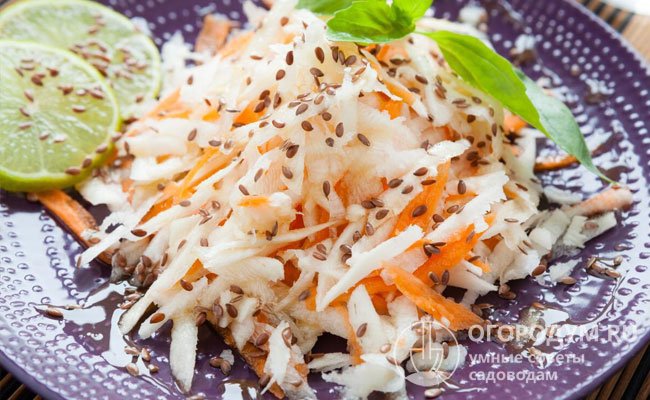 На фото – салат из редьки и моркови с семенами льна и лимонно-медовой заправкой