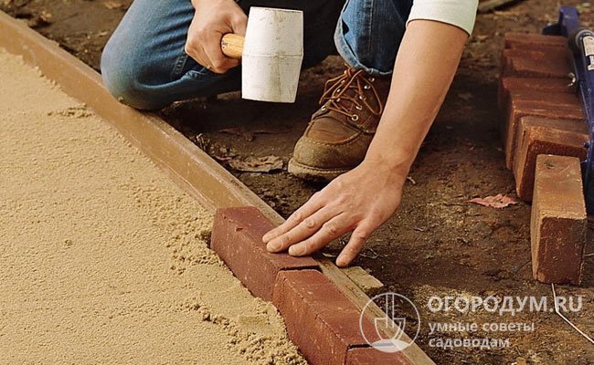 Не забудьте про бордюры. В качестве ограждения используют заготовки из бетона, кирпич, крупные камни, доски, колышки и т. д.