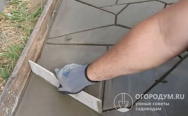 Чтобы сплошное бетонное покрытие выглядело более интересным, на нем выдавливают узоры, придающие сходство с тротуарной плиткой