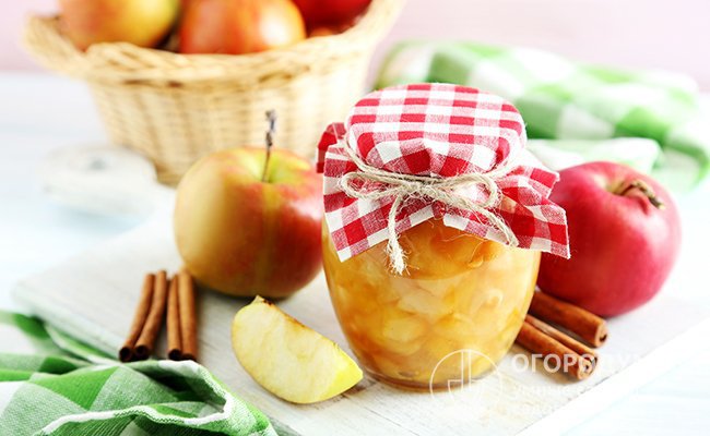 Вкусное и полезное варенье из яблок с пряным коричным ароматом станет прекрасным угощением, которое можно подать вечером к чаю для близких и гостей