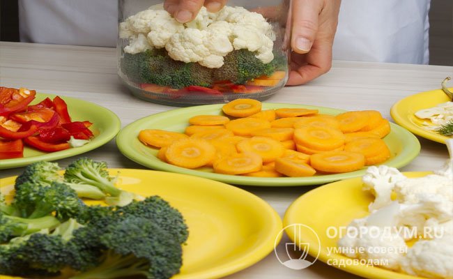 Брокколи часто консервируют на зиму вместе с другими овощами в маринадах-ассорти, рецепты которых можно найти в статье на нашем сайте