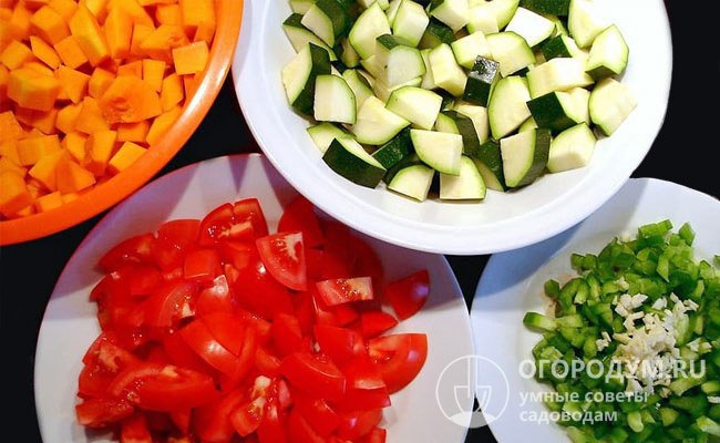 Разнообразная расцветка перцев и томатов, моркови и баклажанов придает заготовкам аппетитный и оригинальный вид