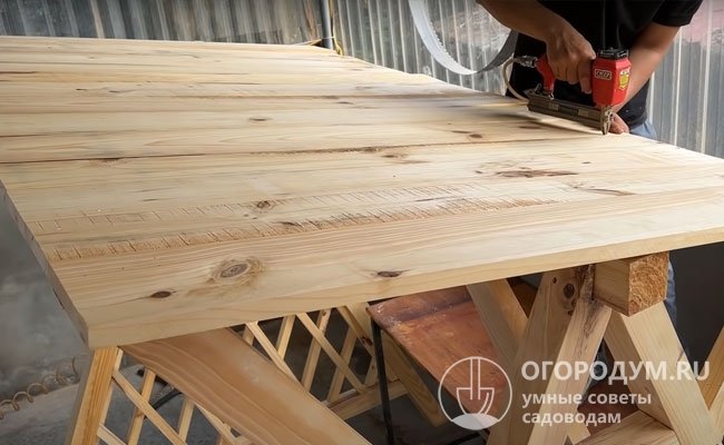 Доски на деревянном навесе укладывают внахлест, встык или с зазором, благодаря чему в зоне сиденья создается полутень
