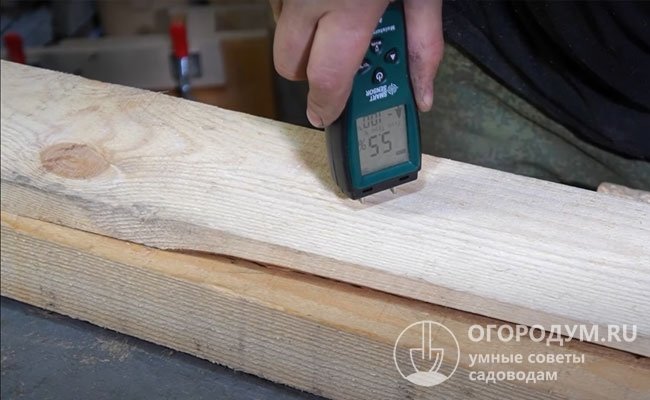 Если влажность древесины высокая, ее высушивают в помещении в течение 4-6 месяцев