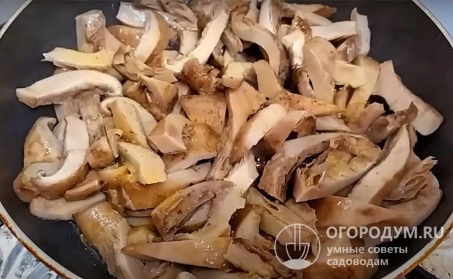 Перед приготовлением грибной брикет можно не размораживать полностью, а разрезать на части и сразу положить на горячую сковородку