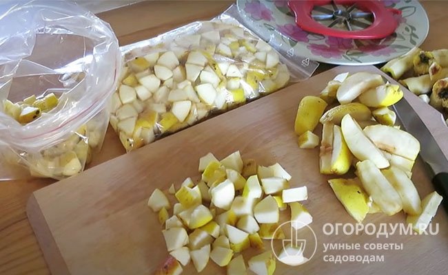Чаще всего яблоки замораживают половинками, дольками или в виде пюре с добавлением сахара