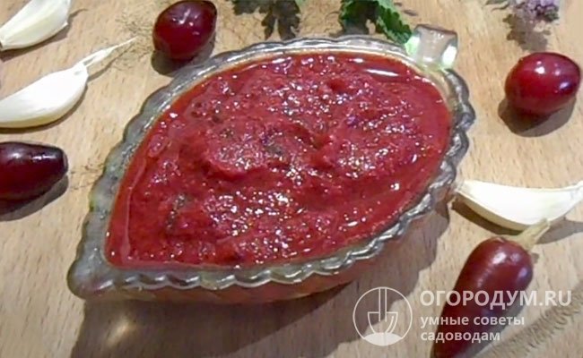 Замороженное кизиловое пюре добавляют в пикантные соусы, фруктово-ягодные и овощные смузи, десерты, выпечку